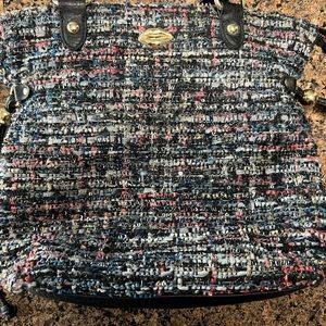 6 great condition hand bags ozone come with wallets. Serious inquiries only.